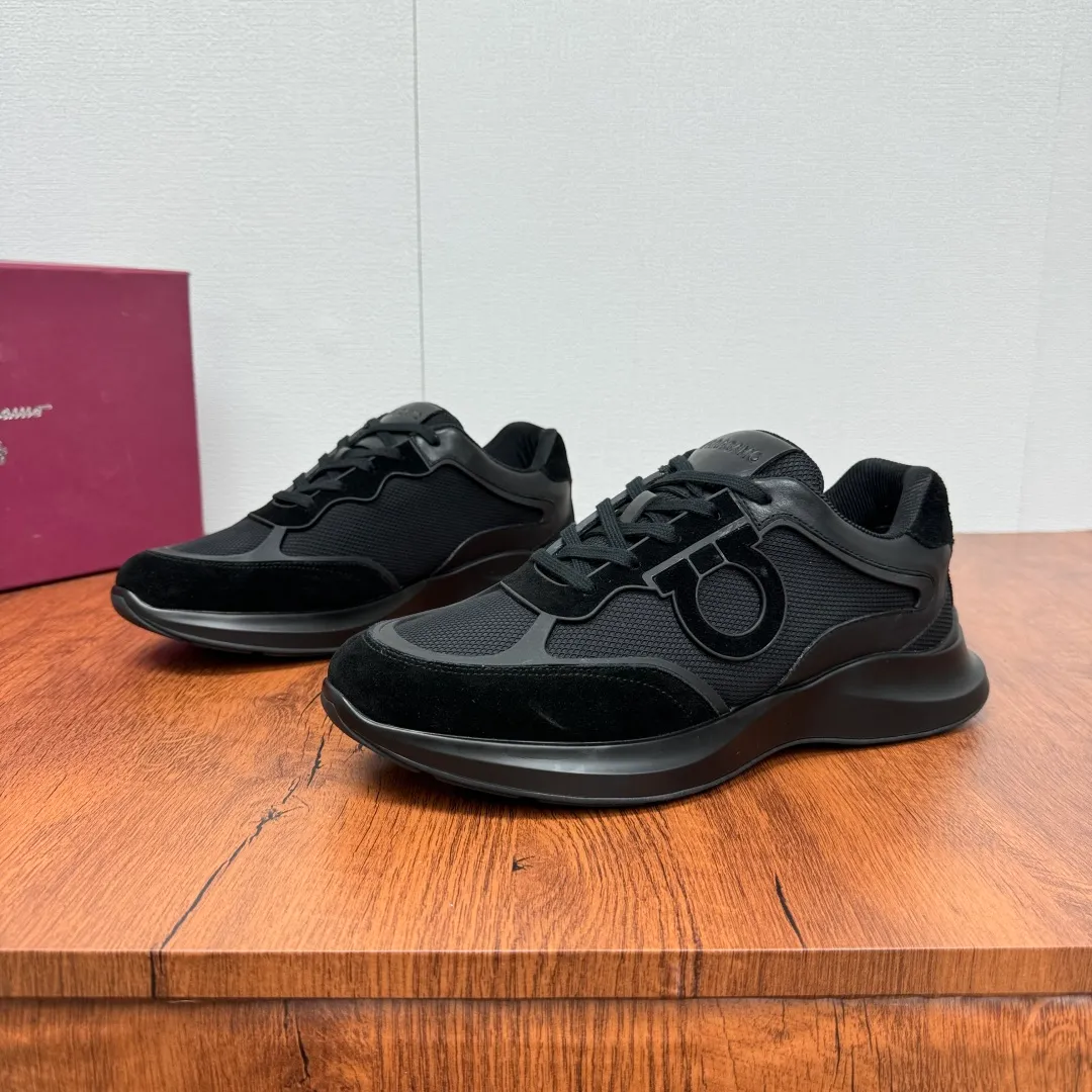 [Ferragamo] Top P: 720💰 Size: 39~44 (38 45 custom-made, non-returnable) Ferragam/Ferragamo Cancini buckle men's low-top casual shoes Spring and summer official website synchronized new thick-soled versatile sports shoes for men This urban-style casual shoe boldly combines a variety of fabrics, cleverly using high-tech mesh fabrics and smooth leather to create a unique high-end look, with side dropouts Cancini buckle, padded collar and tongue, and eye-catching lightweight rubber sole make the design even more sophisticated! The perfect blend of style and comfort. , the shoe body is outlined with exquisite lines, embellished with iconic elements, and equipped with comfortable sole technology to boost your pace. Whether you are walking on the street or exercising, you can show your extraordinary charm. Item number: F688525 Black.